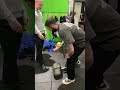 La team Nutrimuscle tente de soulever un haltère de 100Kg à une main ! 👀 #nutrimuscle #force