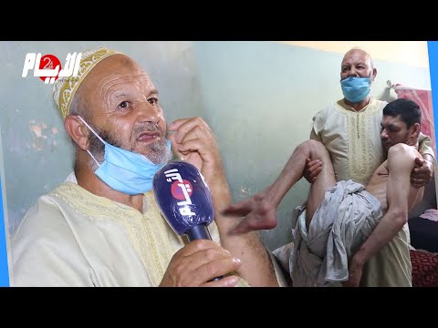 يزحف على ظهره ويبتلع أسنانه ووالده المسن يحمله ليستحم والخيرية ملاذه الأخير