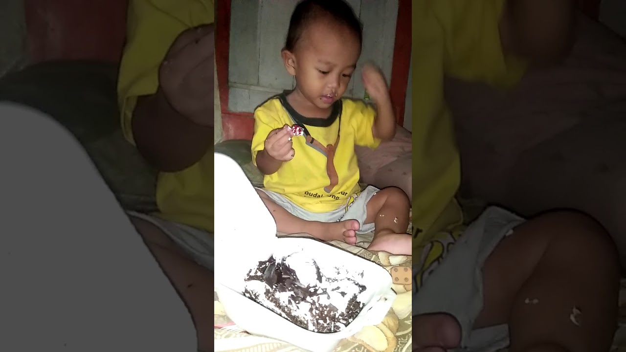  Anak  kecil  makan  kue YouTube