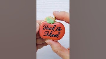 Using a Projector to Write on Cookies with Royal Icing #cookiedecorating