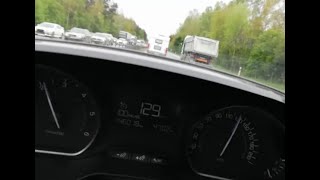 Przyczepa kempingowa z wypożyczali - niebezpieczna jazda autostradą.