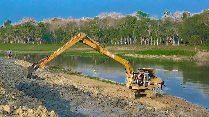 Sumitomo SH210 Long Reach Excavator Collect in River Mud - River Digging