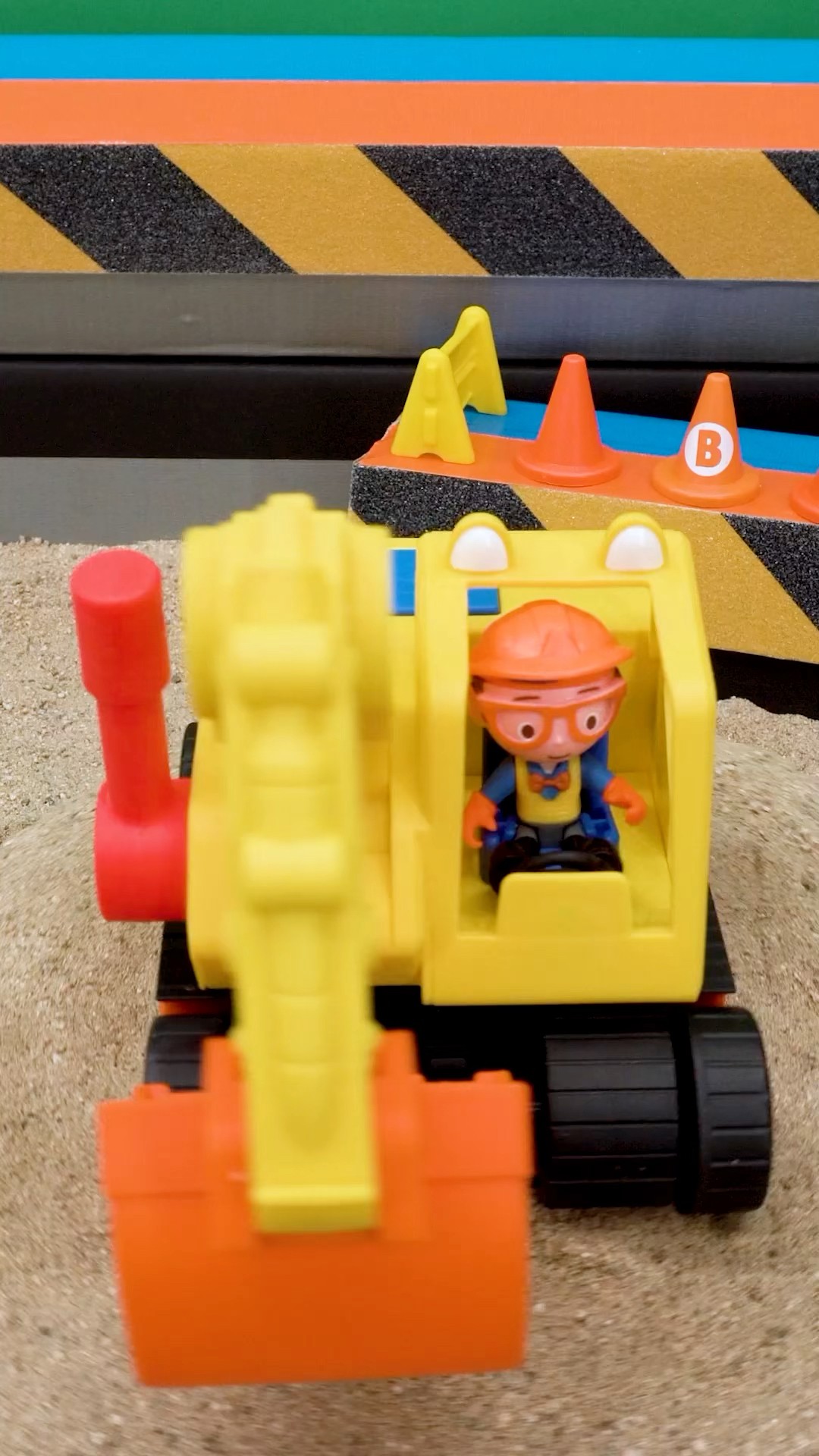 Can your excavator dance?! Toy Play REMIX! #lennypearce #shorts