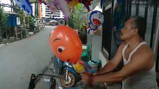 abang tukang balon di ketawain balon karakter doraemon