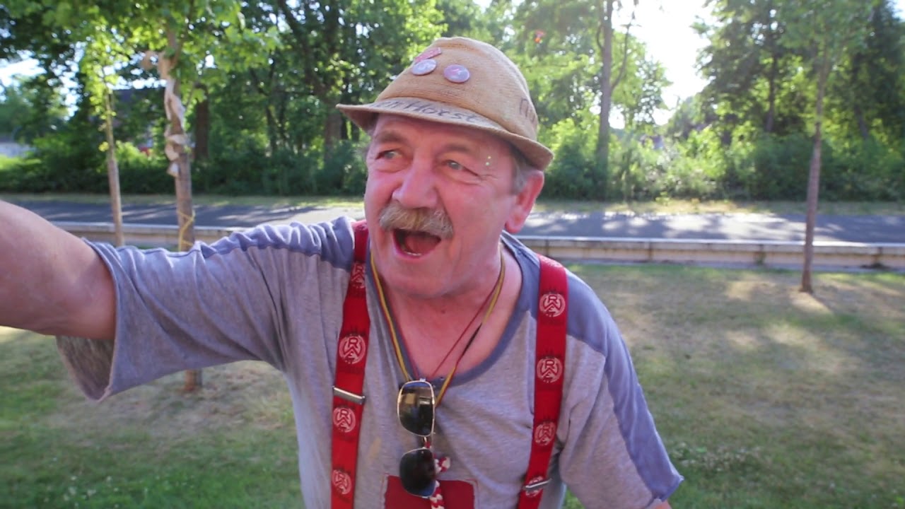 "Kraul mir mal die Wampe...."