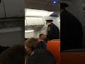 Полиция высаживает пьяного дебошира из самолета