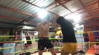 Learning how to knee like Supergirl Jaroonsak in Bangkok. Muaythai clinching technique Khao yad sai