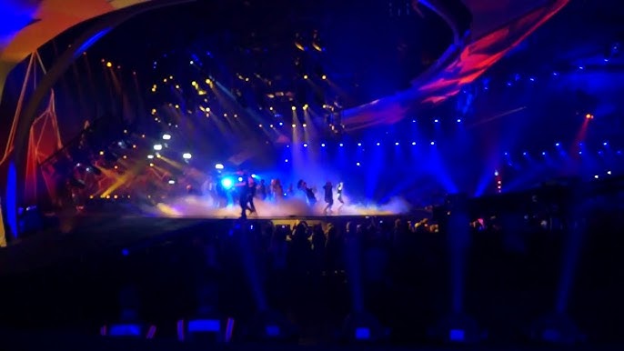 Столиндегі порно үшін қыз