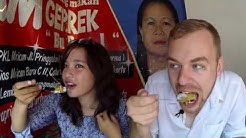 BuleKulineran| Udah tau Ayam Geprek Bu Rum? Bule makan juga! |FVLOG #52 - Durasi: 10.26. 