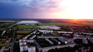 Солнечнодольск летом. Закат с высоты птичьего полета. Красивый зеленый поселок