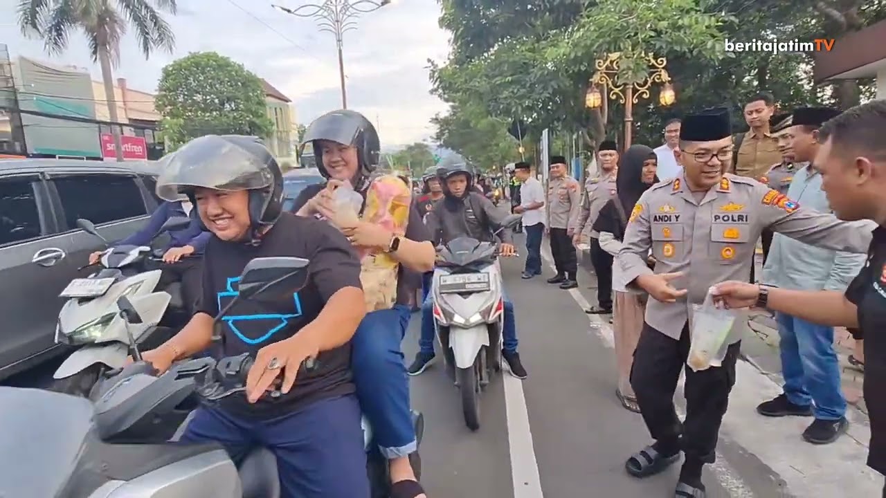 Kapolres Mojokerto Gandeng Insan Pers dan Tokoh Agama Turun ke Jalan Bagikan Takjil