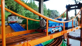 Plarail toy ☆Thomas the Tank Engine runs on the throbbing mountain and wobbly bridge course!