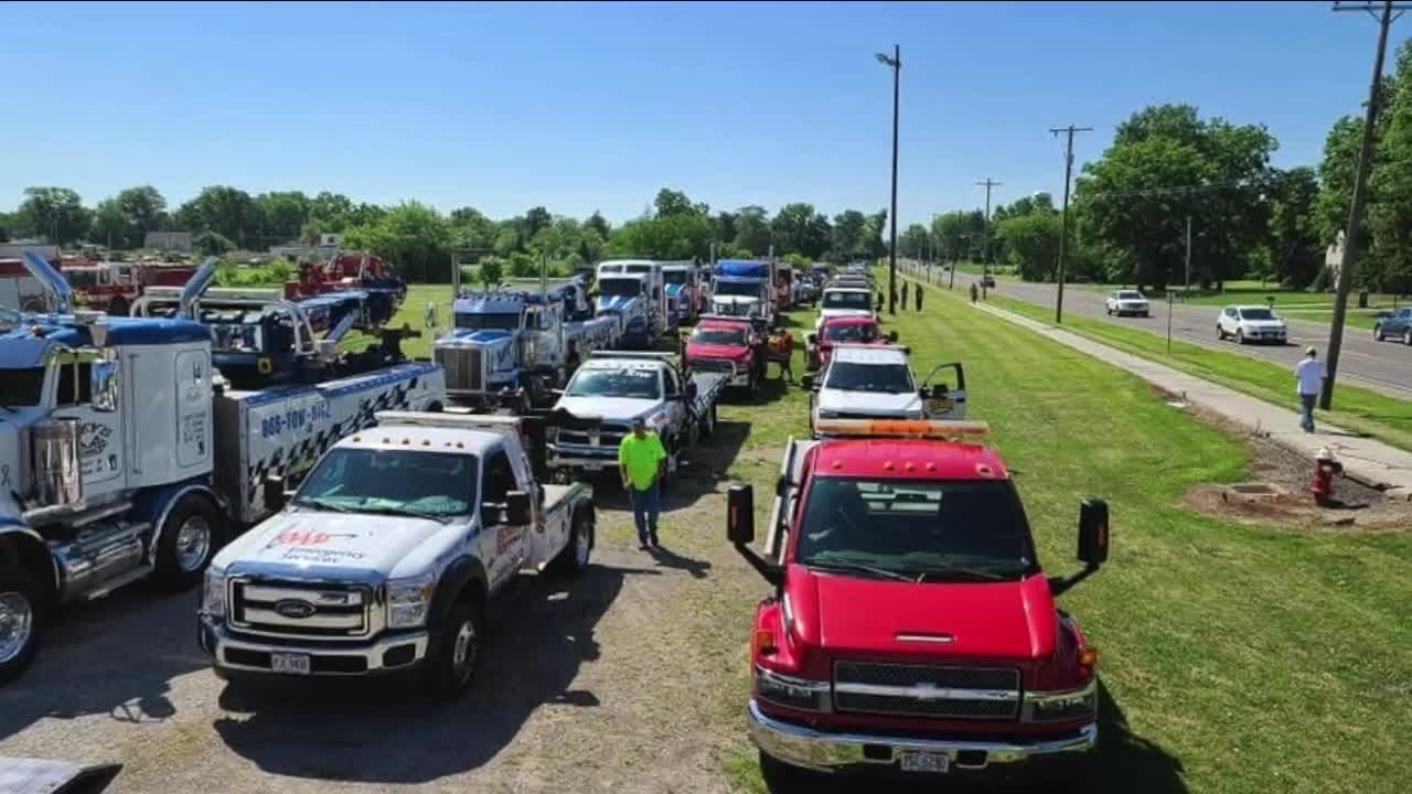 Tow truck parade held for driver killed on the job - YouTube