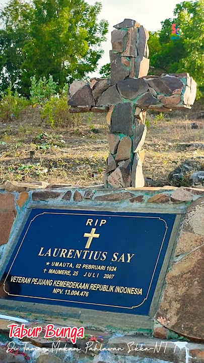 Tabur Bunga di taman makam Pahlawan/Sikka/NTT