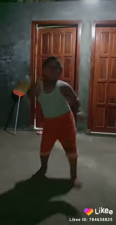 budak gendut joget.. lucu..