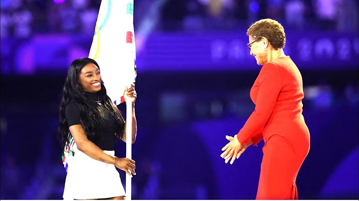 Simone Biles Caught Handover Olympic Flag to USA Chiefs During Closing Ceremony 11th August 2024