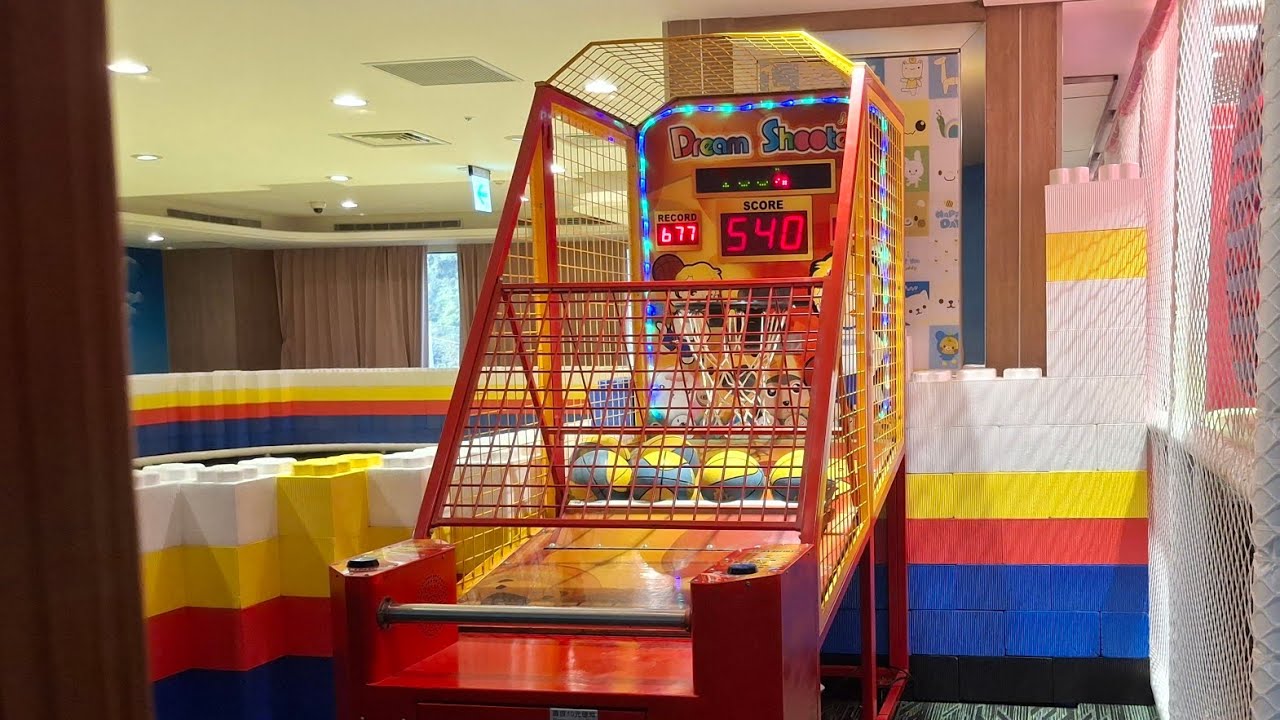 在某個地點投小紅飛洛力籃球機