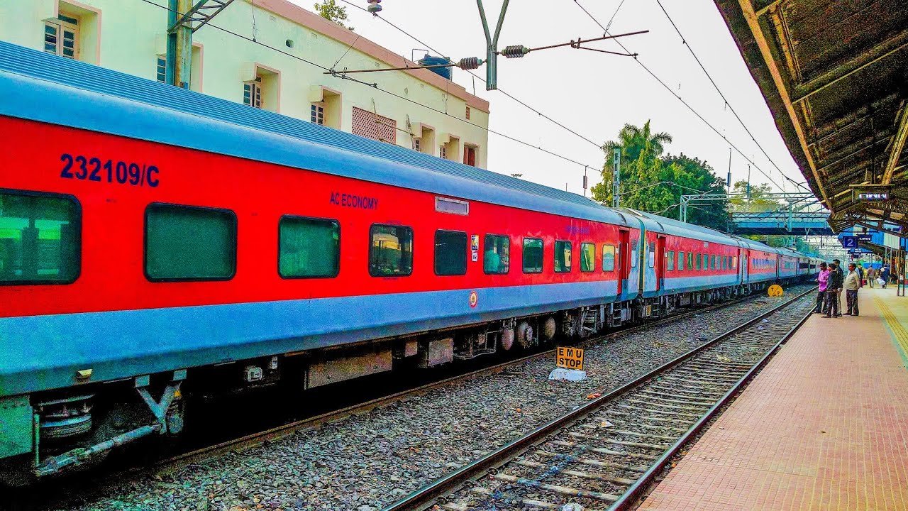 12303 Howrah-New Delhi Poorva Express crossing Barddhaman junction with ...
