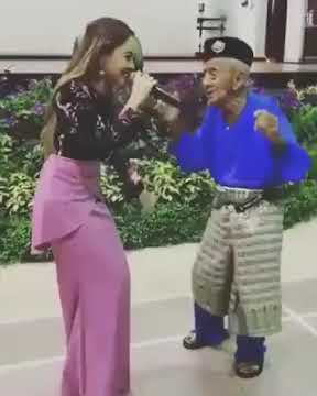 Goyang Dua Jari dulu yaaaa mbah