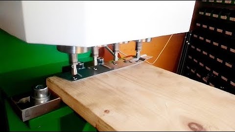 Four-position pneumatic radial riveting machine for pallet collars