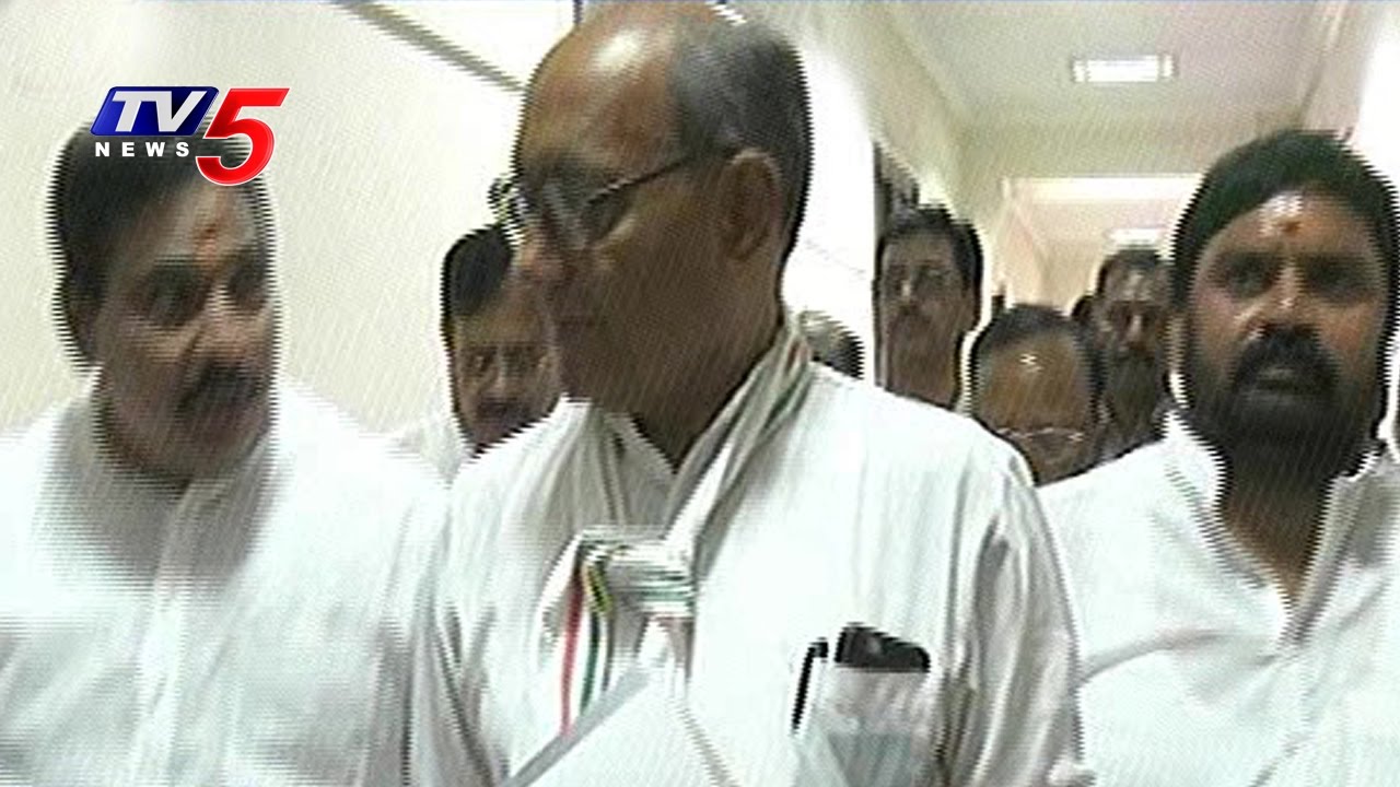 Nalgonda Congress Leaders Fight in Front of Digvijay Singh | Telugu News | TV5 News