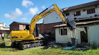 BRAND NEW excavator DEMOLISHING a house PART 1