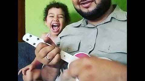 toquei no violão de brinquedo da minha filha 😂