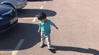 Min Son William Han Promenerar