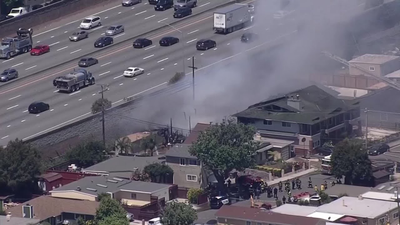RAW: Crews Work To Knock Down 2-Alarm San Mateo House Fire - YouTube