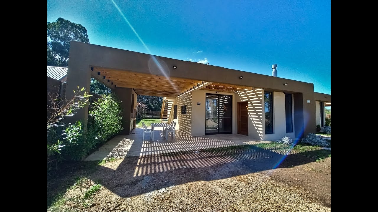 Piriápolis, Punta Colorada. Casa en venta con piscina. 2 dormitorios, 2 baños. A 400 m de la playa.