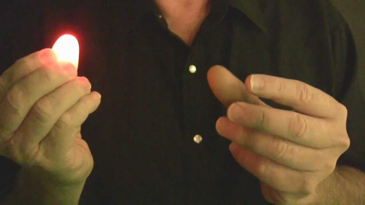 2Pcs Magic Light Up Daumen Finger Komisch Trick erscheinend Licht Close Up J7L5 