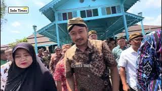 Without greeting each other, the two twin kings of Solo performed Friday prayers at the Grand Mos...