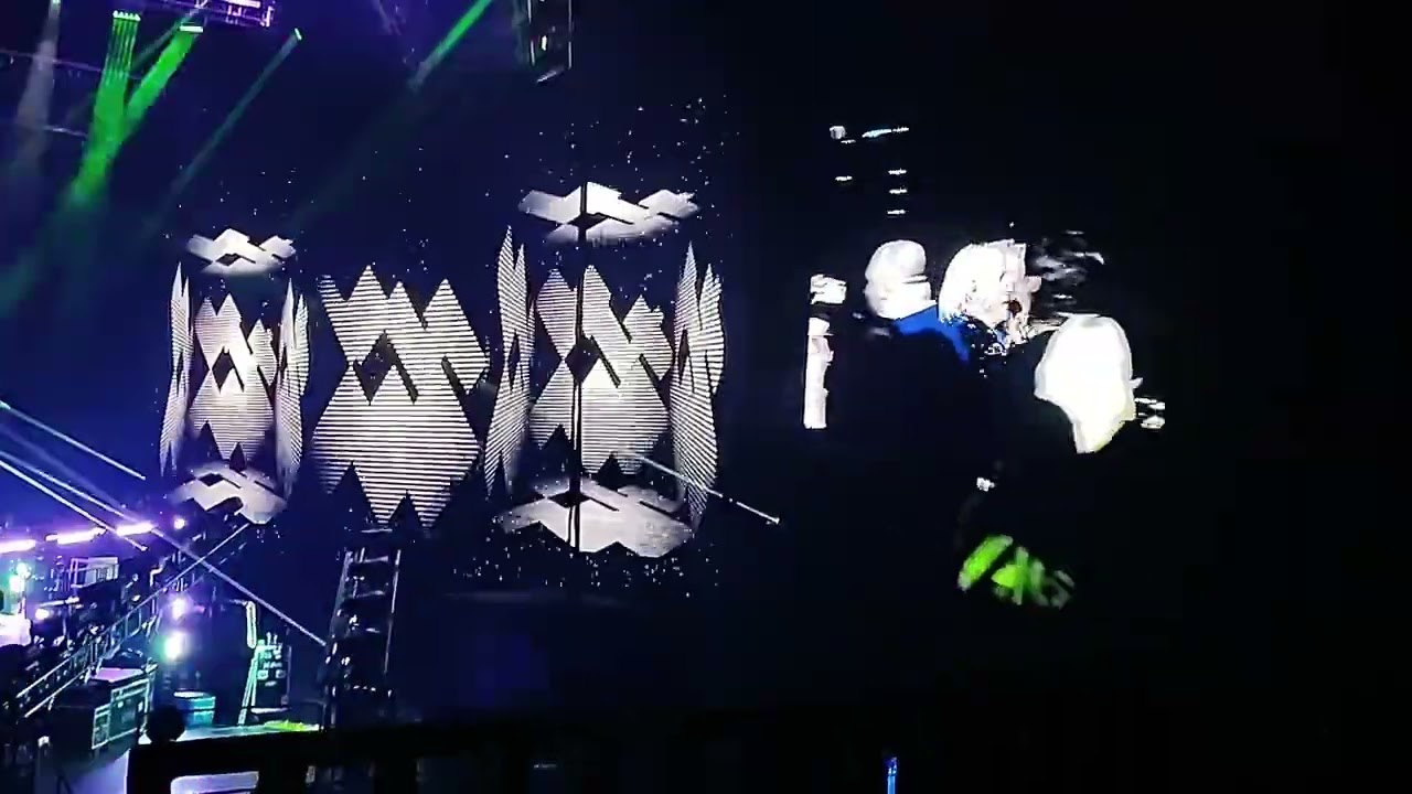 Guarda Slang / Get Up Offa That Thing / Fame - Def Leppard - Co-op Live Manchester - 2026 su YouTube Guarda Slang / Get Up Offa That Thing / Fame - Def Leppard - Co-op Live Manchester - 2026 su YouTube