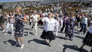 Пенсионеры танцуют в «Зарядье»