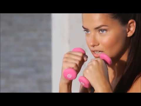 Video: Adriana Lima Mnoho Let Ukazuje Victoria's Secret