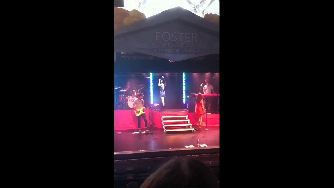 Miranda Cosgrove singing Brand New You at Hershey park
