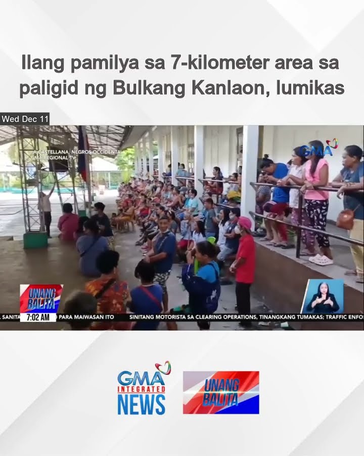 Ilang pamilya sa 7-kilometer area sa paligid ng Bulkang Kanlaon, lumikas | Unang Balita