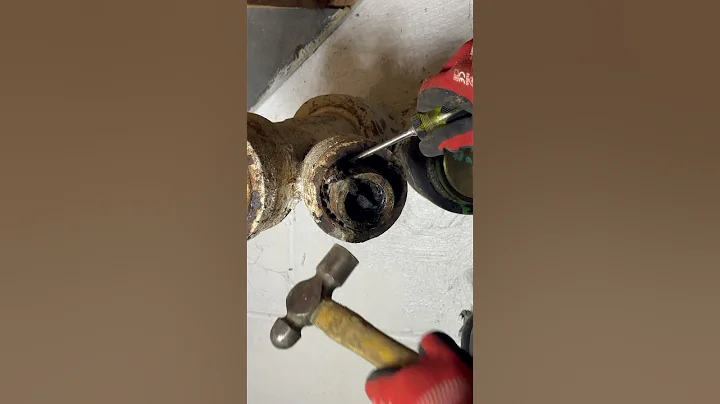 How to remove a lead joint. #plumbing #plumber #diy #handyman #plumbingrepair