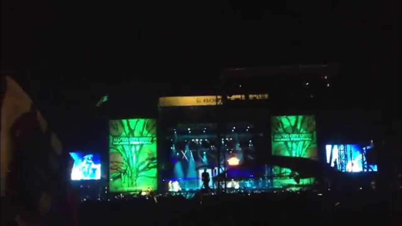 Throw your hands in the air, and wave them like just don't care....outkast acl2014 YouTube