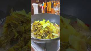 酸菜滑肉很多人都喜欢吃，但是怎么也做不好。很多人做出来不是脱粉就是浑汤。今天就把我做了几十年的经验告诉大家。#酸菜滑肉  #滑肉汤 #滑肉 #美食教程 #美食教程 #chinesefood