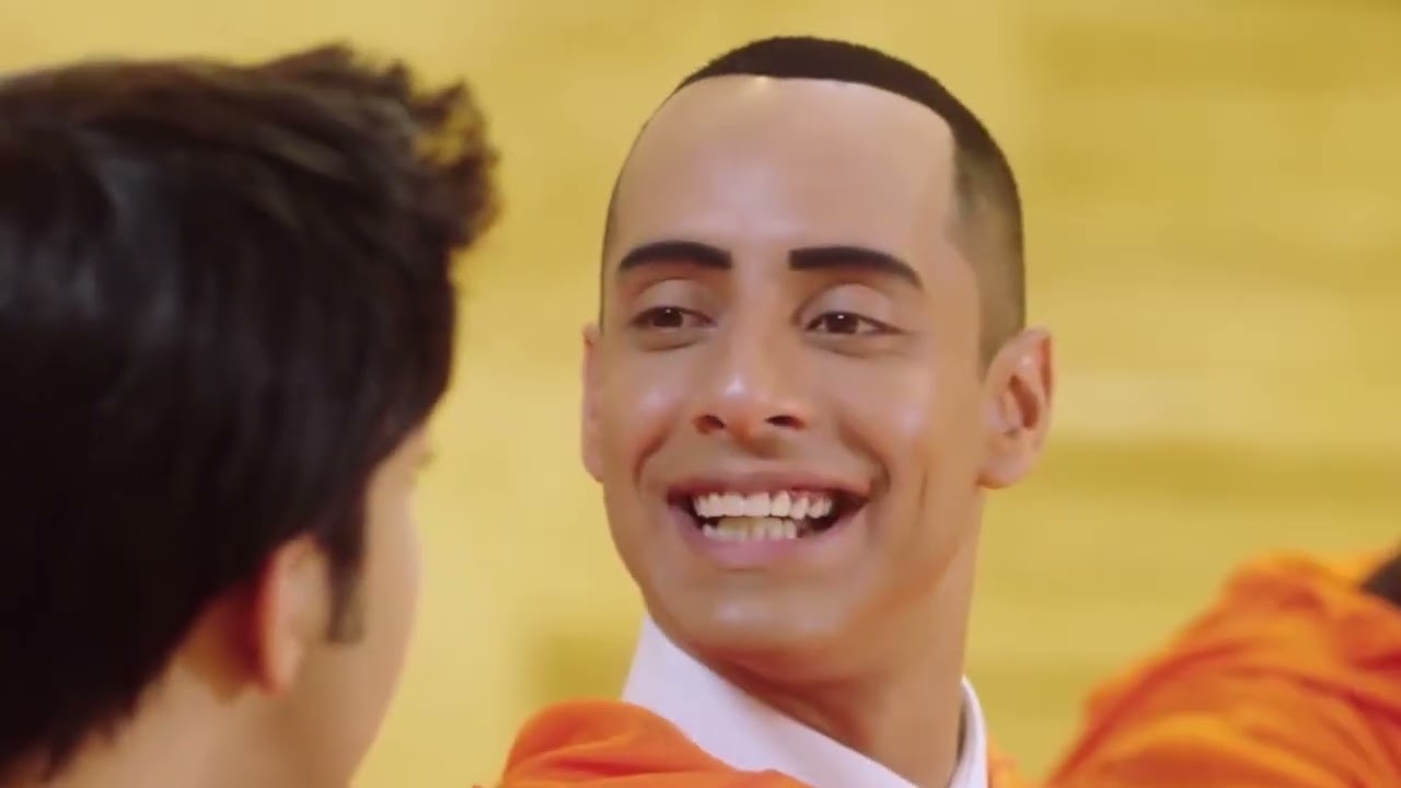 هتمووت من الضحك علي لذيذ وهو مخطوف في البنك 😂#في_بيتنا_روبوت