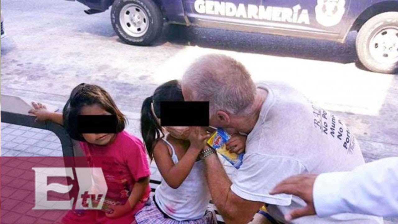 Hombre permite que un extraño bese a sus hijas en la boca