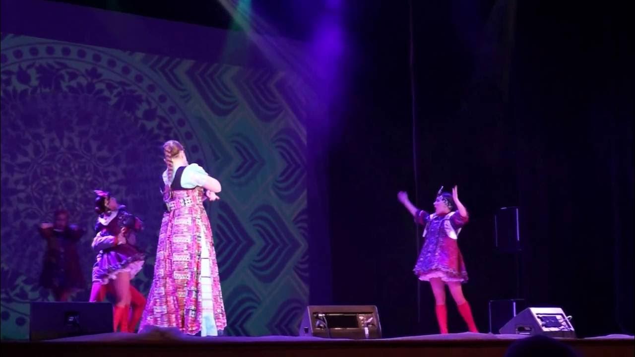 Кубанский казачий в роще соловушка поет. Кубанский казачий хор и хор пятницкого распрягайте. В роще калина темно не видно соловушки не поют. В роще калина темно не видно соловушки. Танец калина.