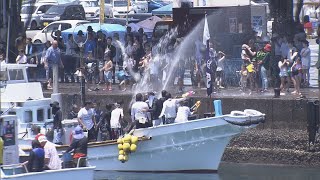 バケツやホースを使ってずぶ濡れに　海水をかけあい無病息災と漁の安全を祈願　800年の歴史を持つ「潮かけ祭り」　三重・志摩市