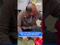 فلسطيني جريح يرفض ترك يد زوجته التي أصيبت في غارات الاحتلال على غزة فلسطيني جريح يرفض ترك يد زوجته التي أصيبت في غارات الاحتلال على غزة