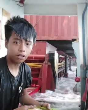 VIDEO LUCU.!! AKSI KOCAK PELAUT INI SANGAT MENGOCOK PERUT 😂😂😂