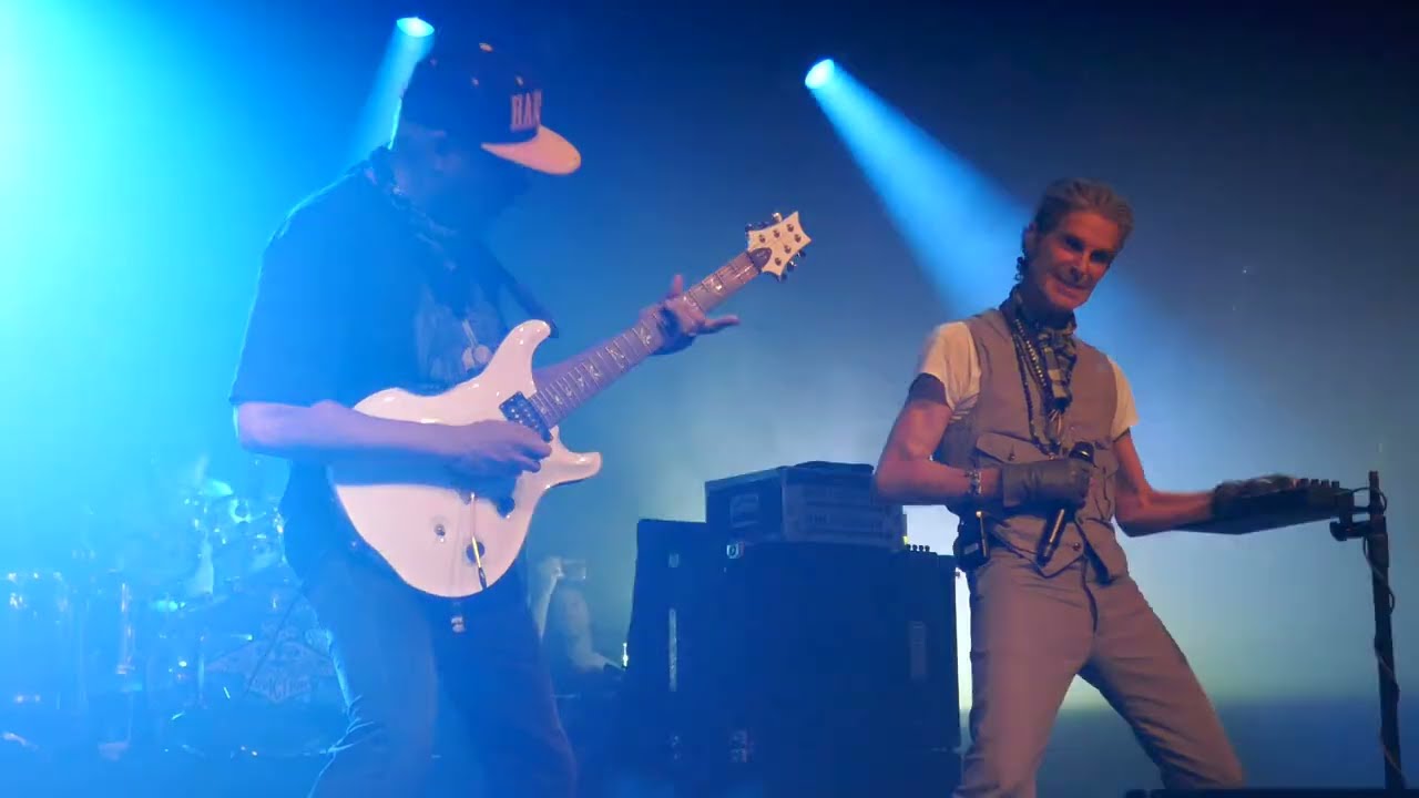 Watch Jane's Addiction bring out Tom Morello to perform 'Mountain