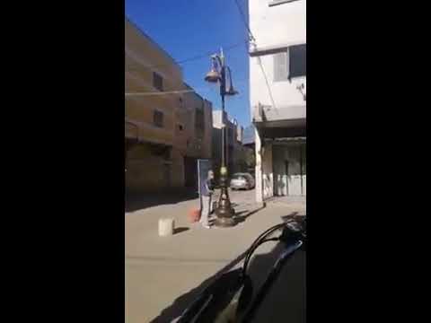 شوفوا التمسخيط شاب من الخميسات طلع في ركيزة ديال الكهرباء هادشي بشارع بئر أنزران مدينة الخميسات