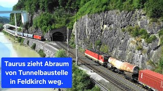 Feldkirch: Taurus zieht Abraumzug von Feldkircher Tunnelspinne aus Ladegleis, inkl. Einblick Gestein