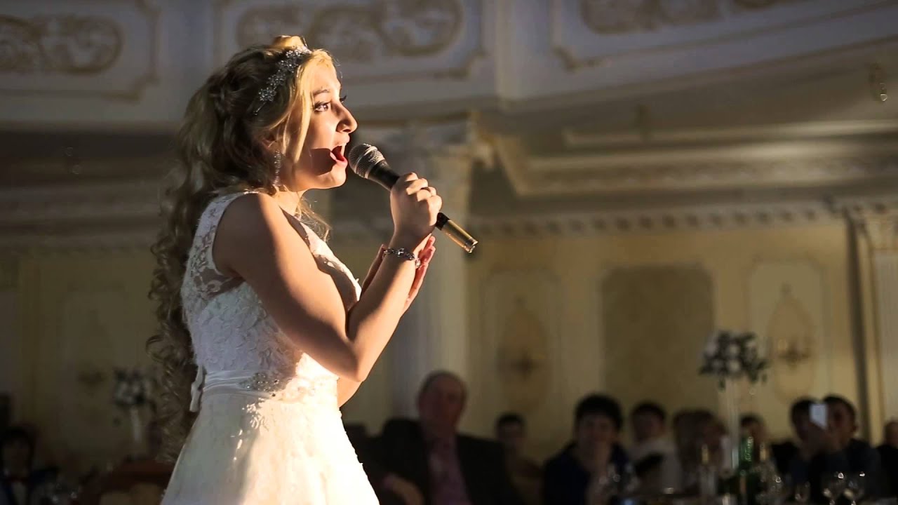 Невеста певица. Пение невест. Невеста поет на своей свадьбе. Невеста поет с группой.
